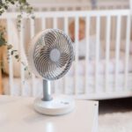 Mini Ventilateur Rechargeable - 3 vitesse avec rotation et ampoule - Blanc/Gris