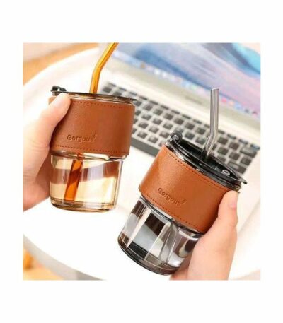 Tass d'eau et café avec pipette